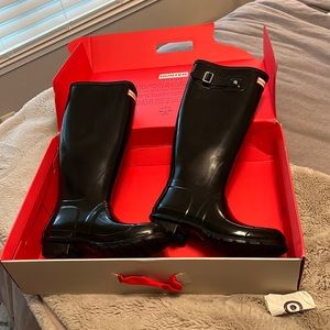 Black gloss hunter rain boots